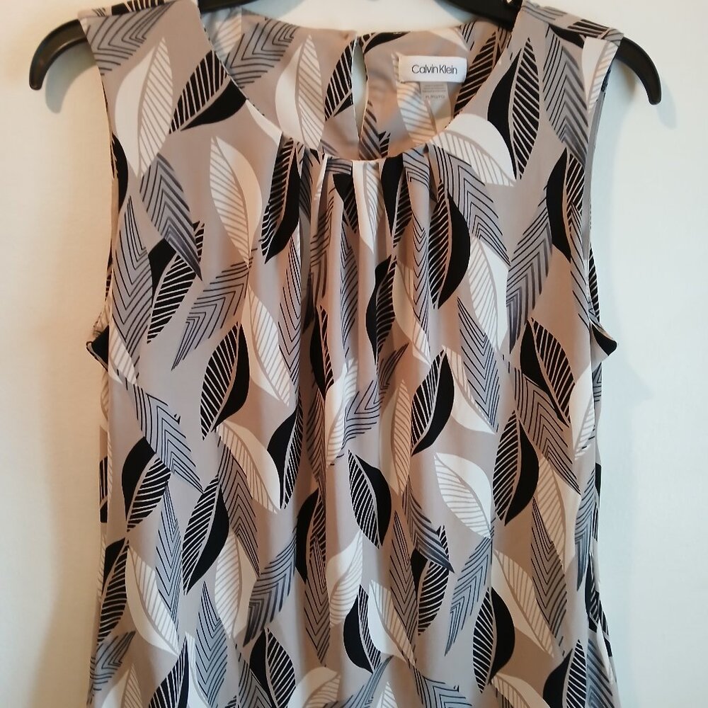 CALVIN KLEIN BLOUSE with leaf pattern. Short Sleeve.